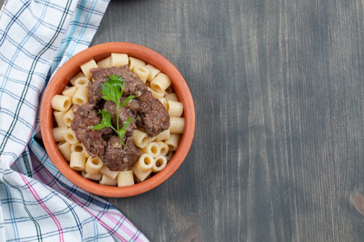 Ragù alla genovese in coccetto su un tavolo