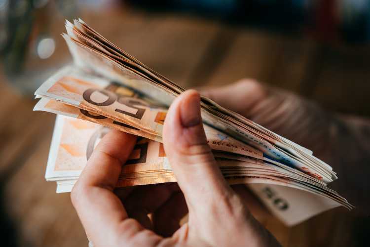 Aiuto economico - fonte_canva - salernosera.it