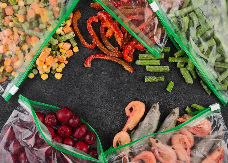 Verdura, frutta e pesce surgelato nei sacchetti per il freezer