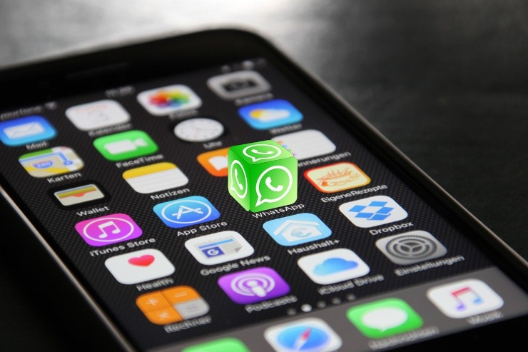 Icona di WhatsApp sullo schermo di un iPhone