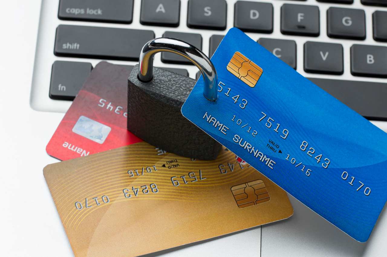 Un lucchetto su alcune carte di credito sopra un pc