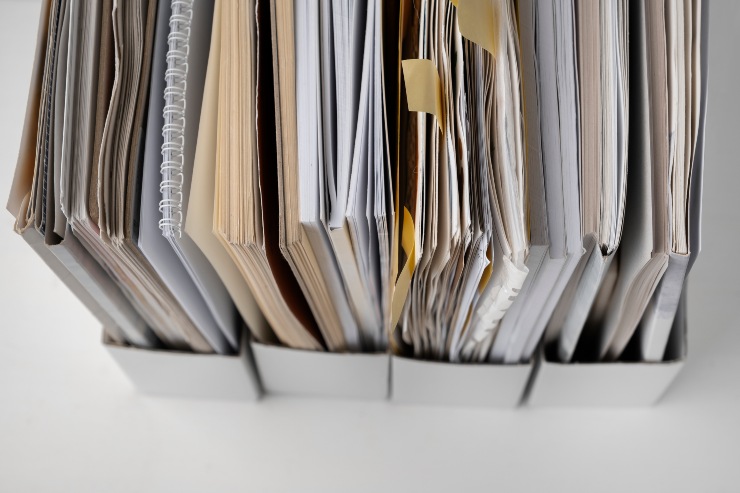 Cartelle, fogli e documenti dentro alcuni faldoni
