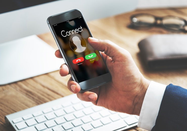 Una persona tiene lo smartphone in mano mentre riceve una chiamata