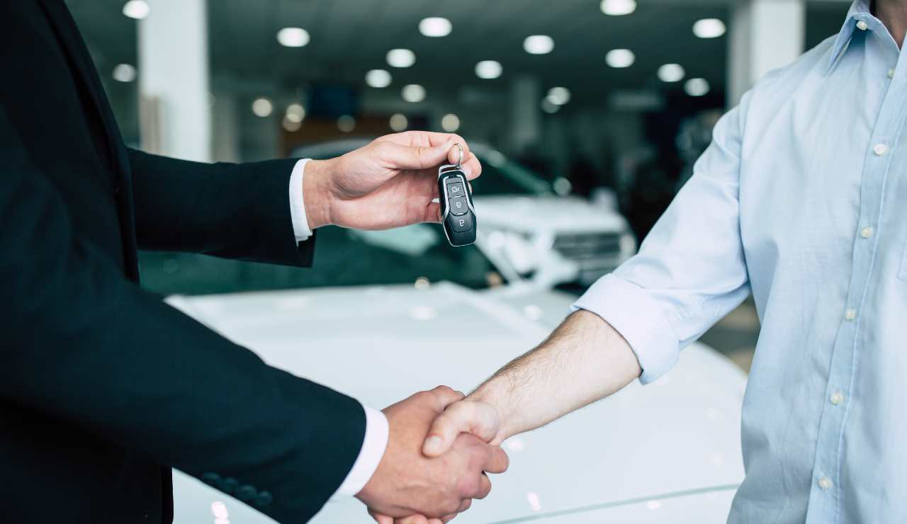 Comprare automobile - fonte_Canva - salernosera.it