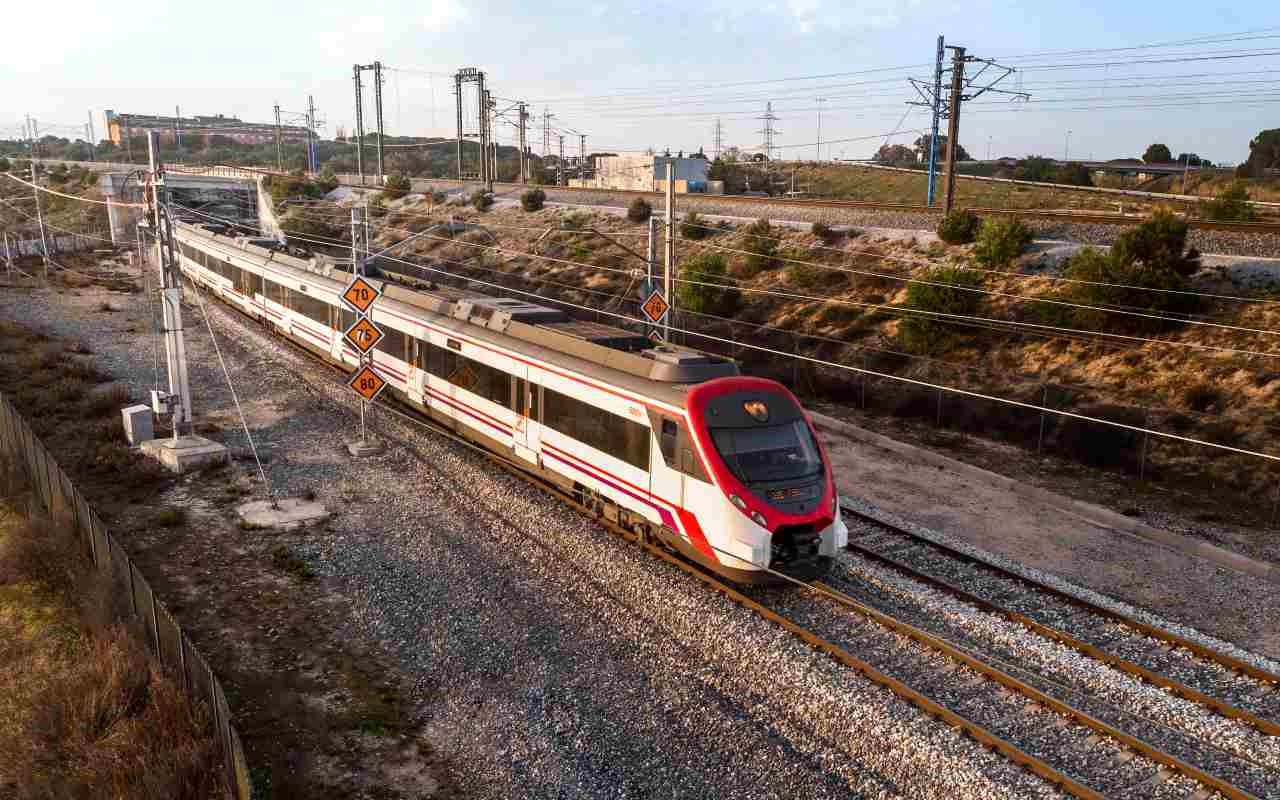 Un treno che passa sui binari