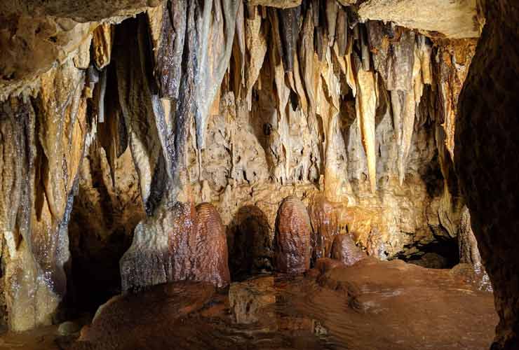 Grotta roccia carsica