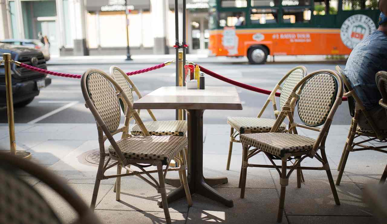 Interno di un bar (Pixabay) - salernosera.it