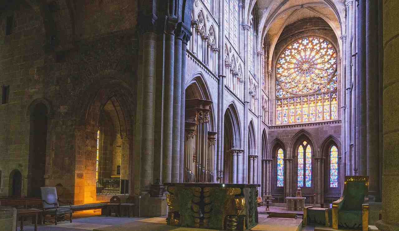 Interno di una chiesa (Pixabay) - salernosera.it
