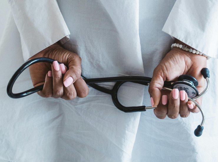 Medico con lo stetoscopio (Pexels) - salernosera.it