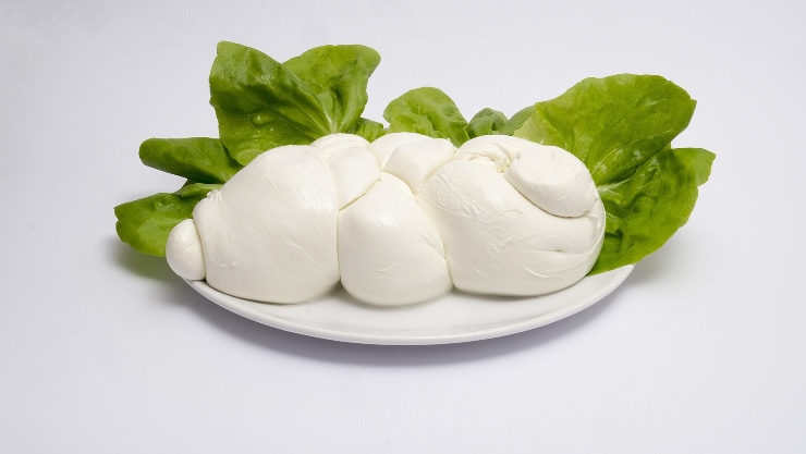 Una treccia di mozzarella di bufala su un piatto