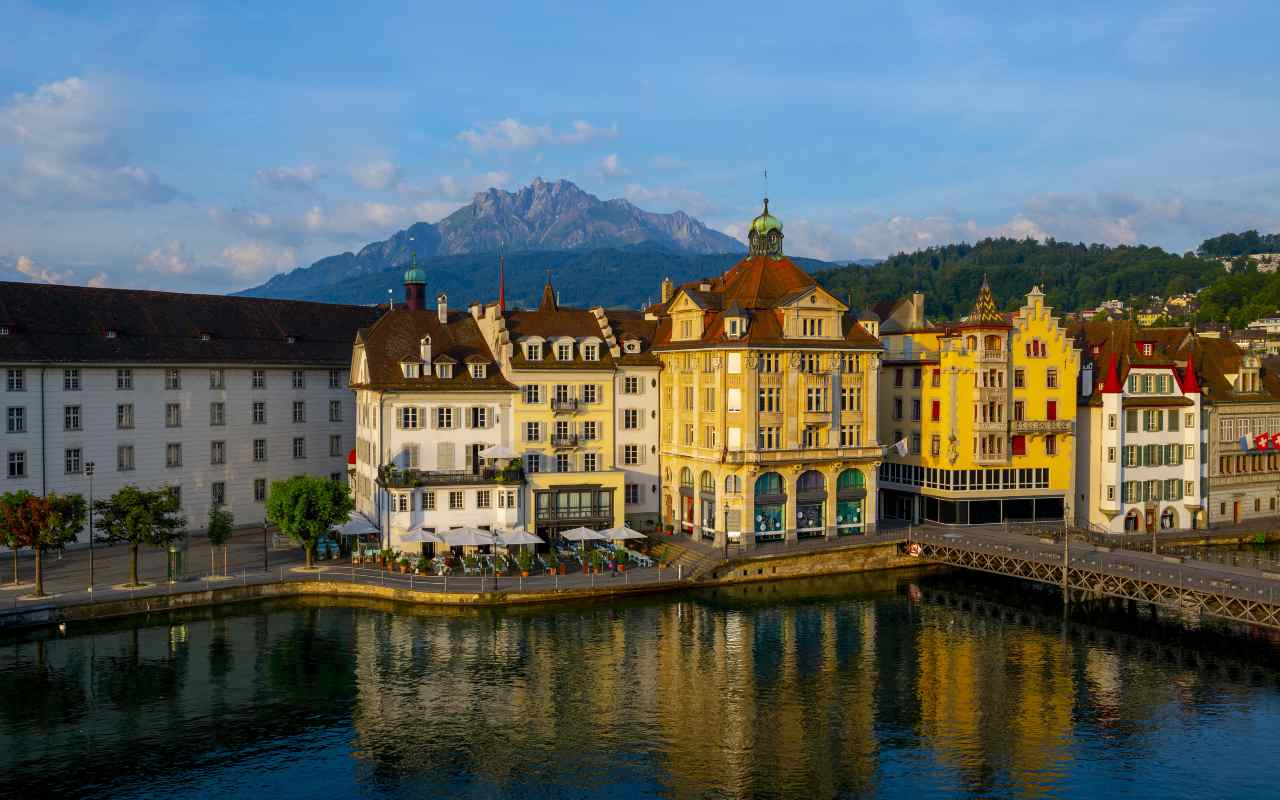Vista del lungo fiume, Lucerna, Svizzera