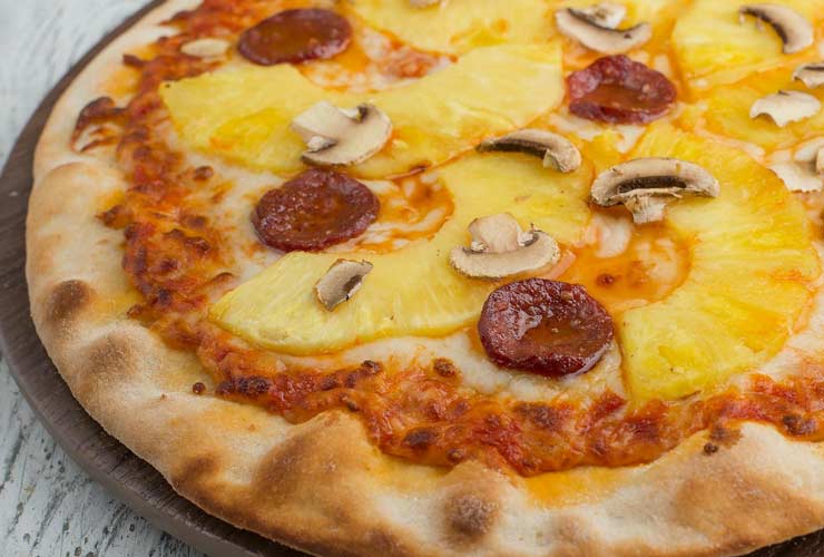 Pizza con ananas