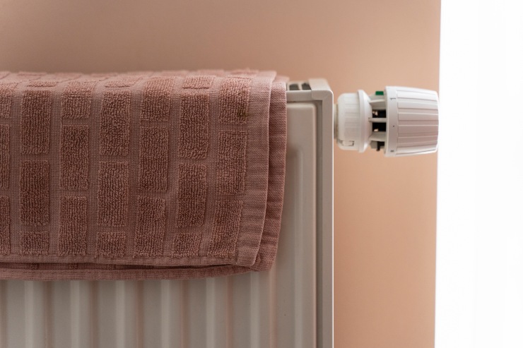 Un termosifone con un asciugamano sopra