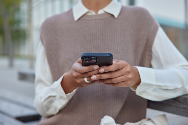 Una ragazza che usa lo smartphone