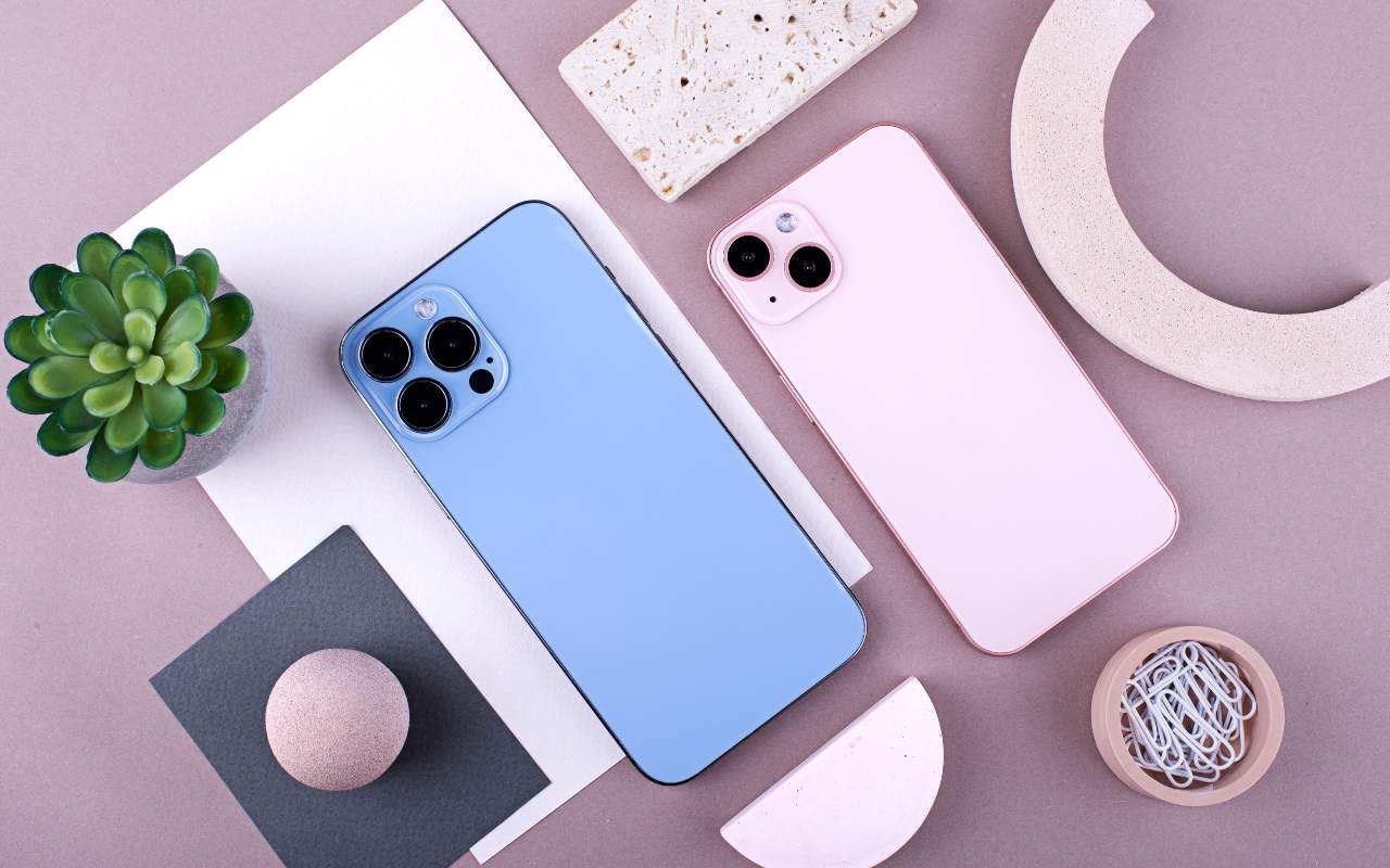 Due smartphone su un tavolo accanto ad accessori