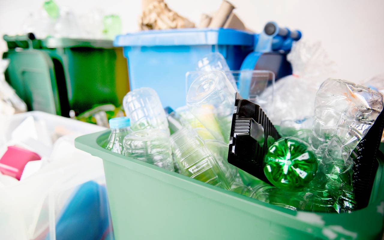 Cestini dell'immondizia pieni di rifiuti e plastica