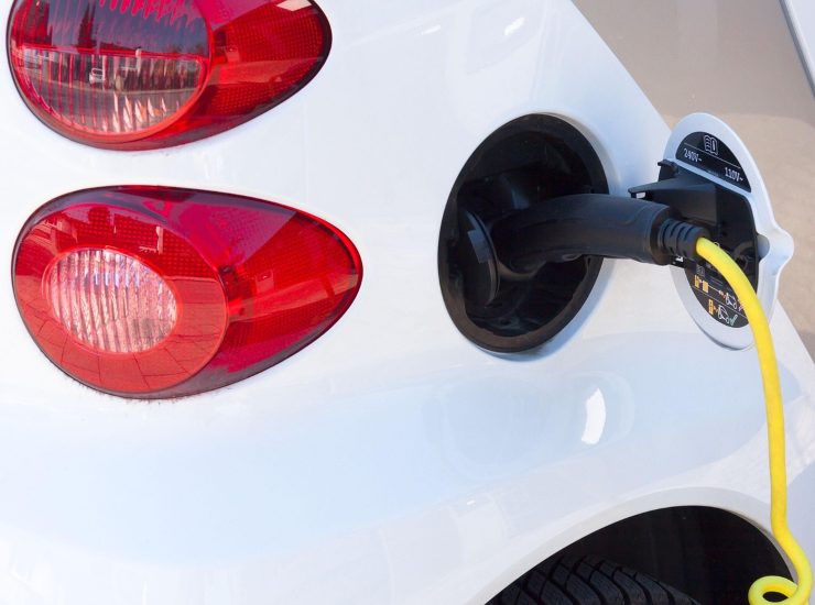 Auto elettrica (Pixabay) - salernosera.it