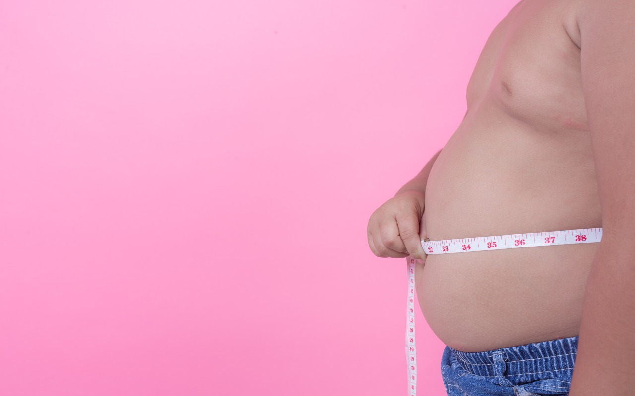 Una persona obesa con un metro intorno ai fianchi