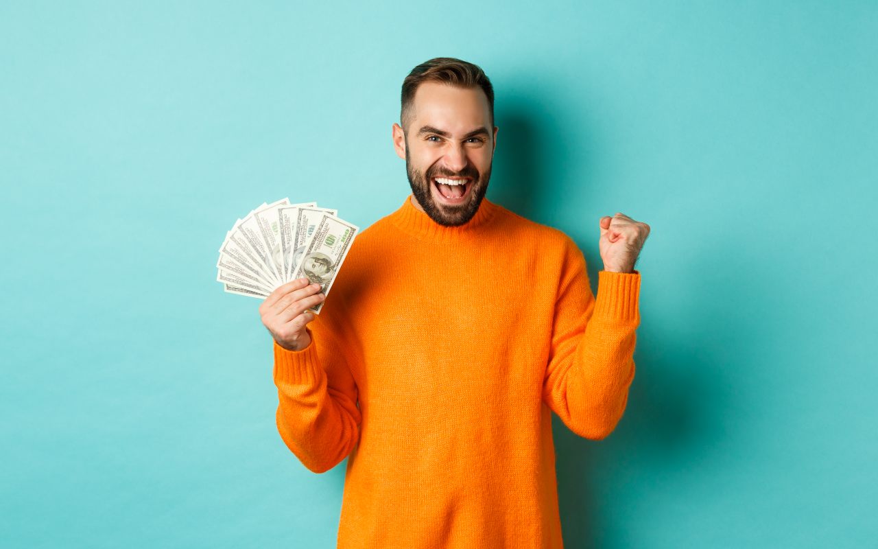 Una persona felice con banconote in mano