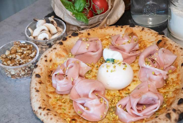 Mozzarella di bufala su pizza