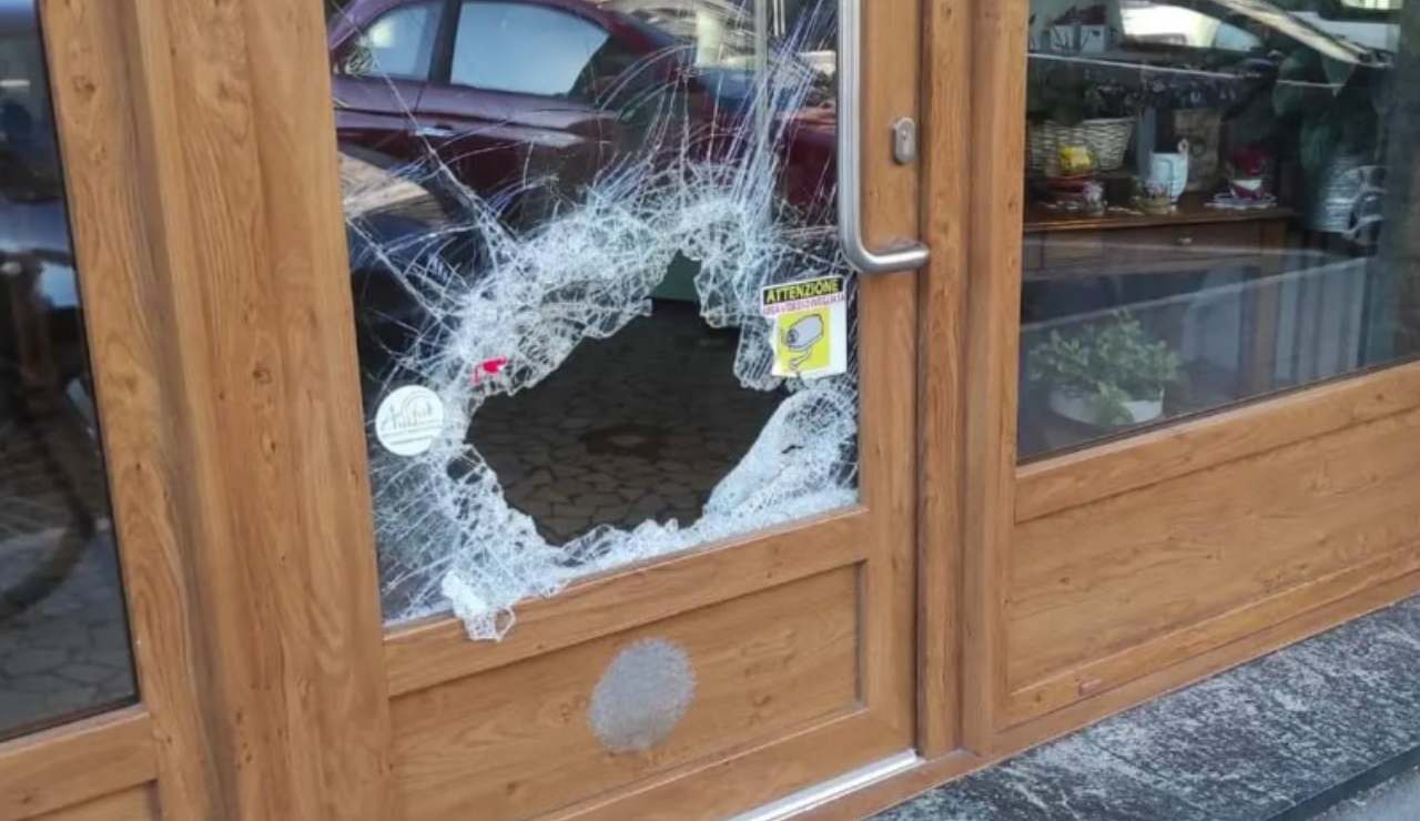 Negozio scassinato (Fonte mascaro_fdi_vda Instagram) - salernosera.it