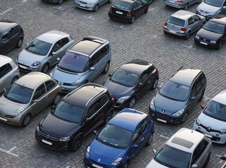 Parcheggio auto (Pixabay) - salernosera.it