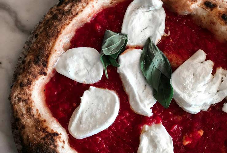 Pizza con mozzarella di bufala