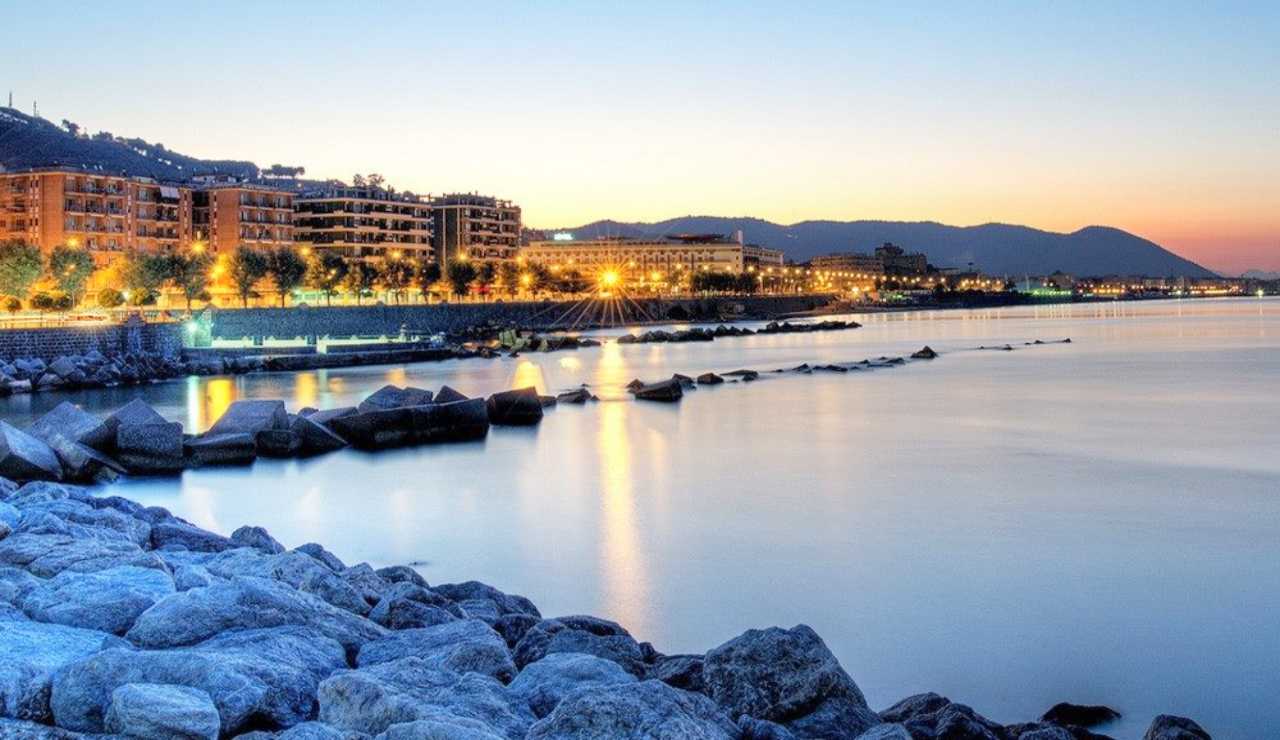 Salerno al tramonto (Fonte Salerno Città Turistica Facebook) - salernosera.it