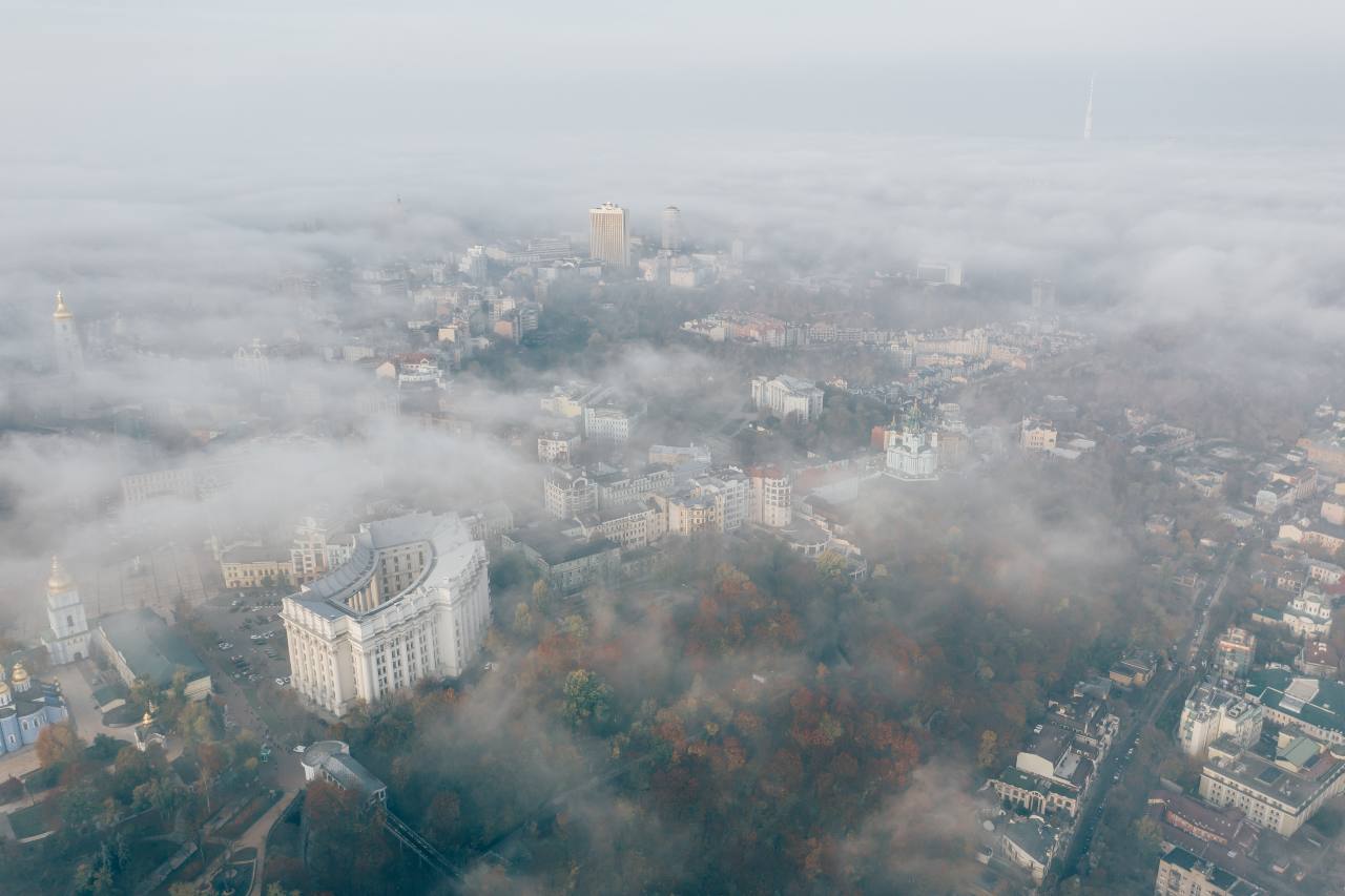 Vista dall'alto di una città inquinata