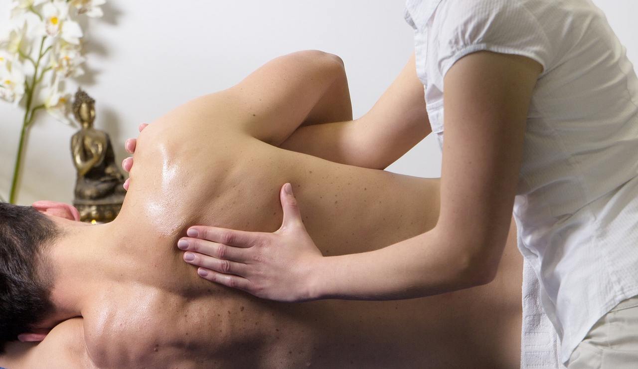 Donna effettua massaggio ad un uomo (Pixabay) - salernosera.it