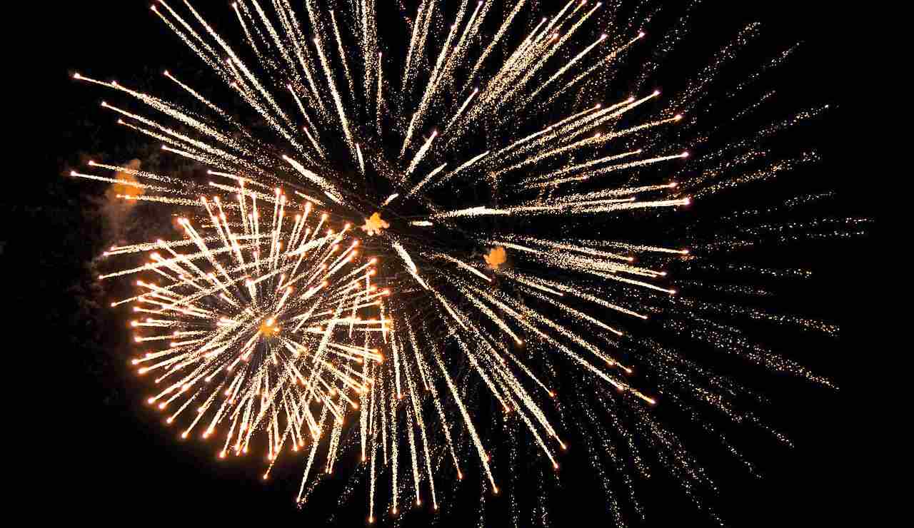 Fuochi d'artificio (Pixabay) - salernosera.it