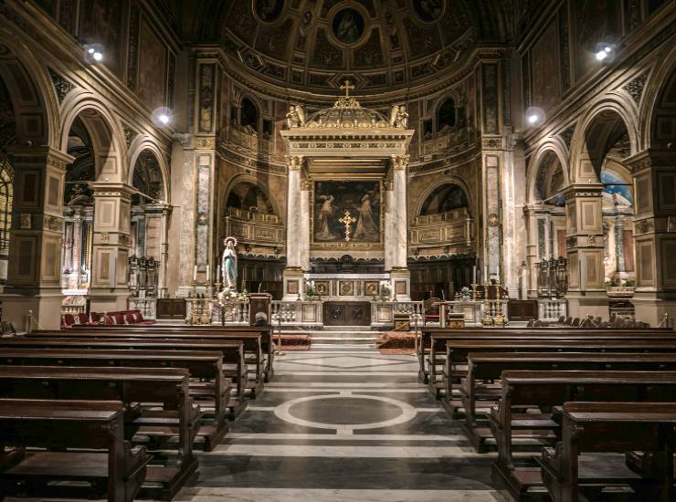 Interno della chiesa (Pixabay) - salernosera.it
