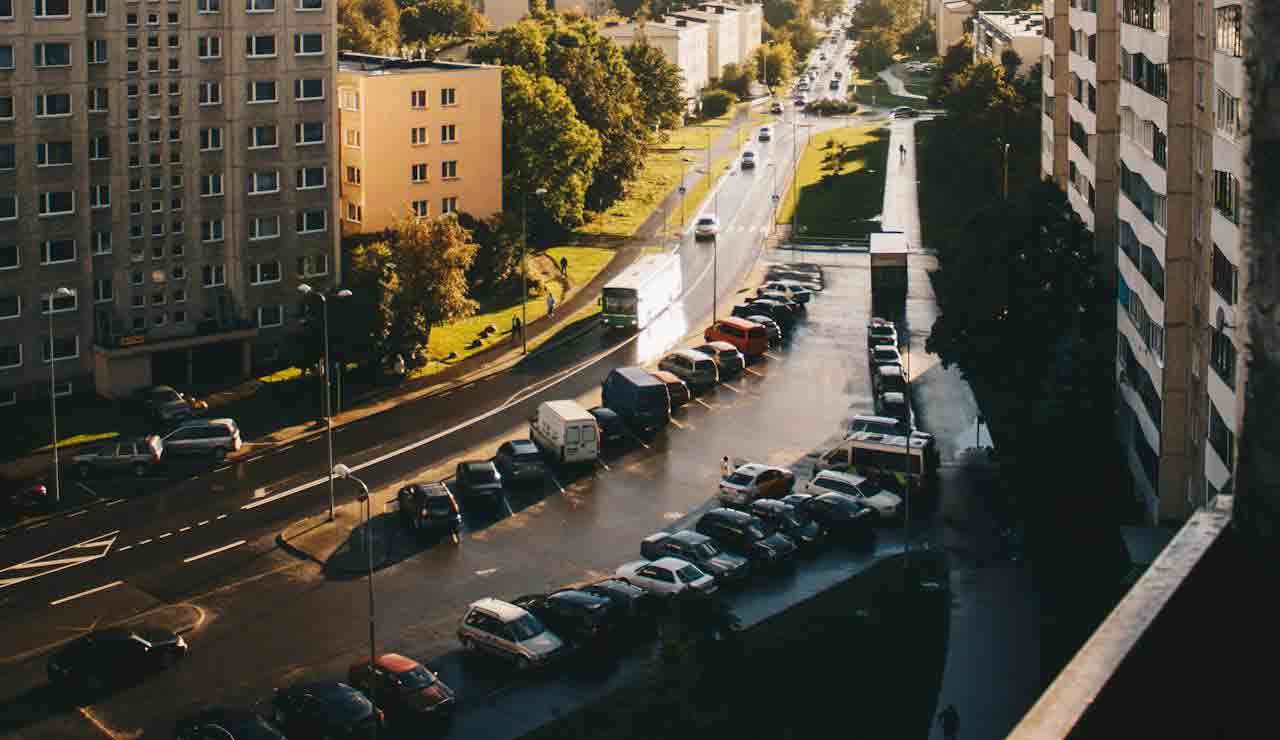Parcheggio-in-città-Foto-di-Kristina-Paukshtite-da-Pexels-SalernoSera