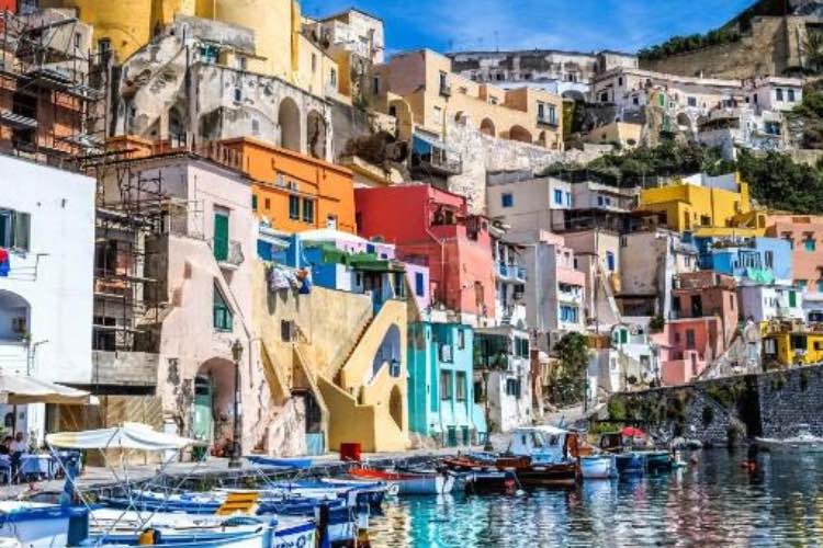 Procida - fonte_Booking.it - salernosera.it