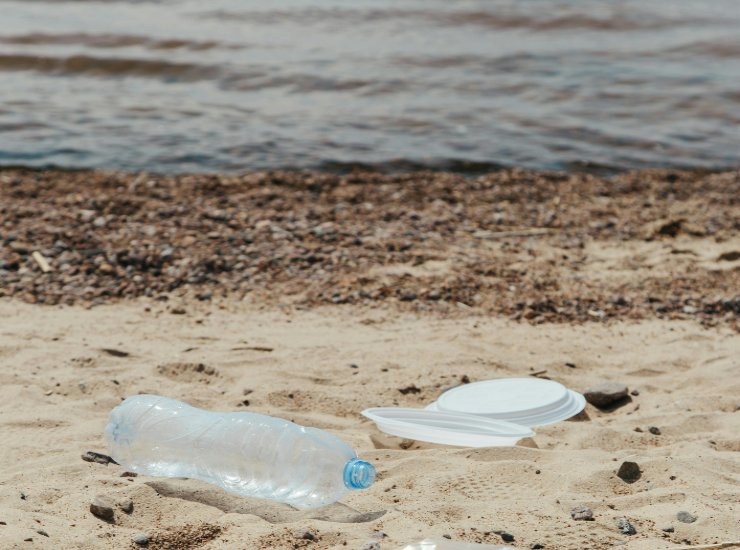 Rifiuti sulla spiaggia (Pexels) - salernosera.it