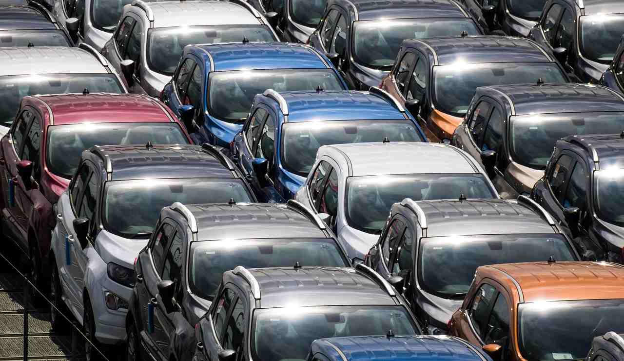 Automobili parcheggiate (Pixabay) - salernosera.it (1)