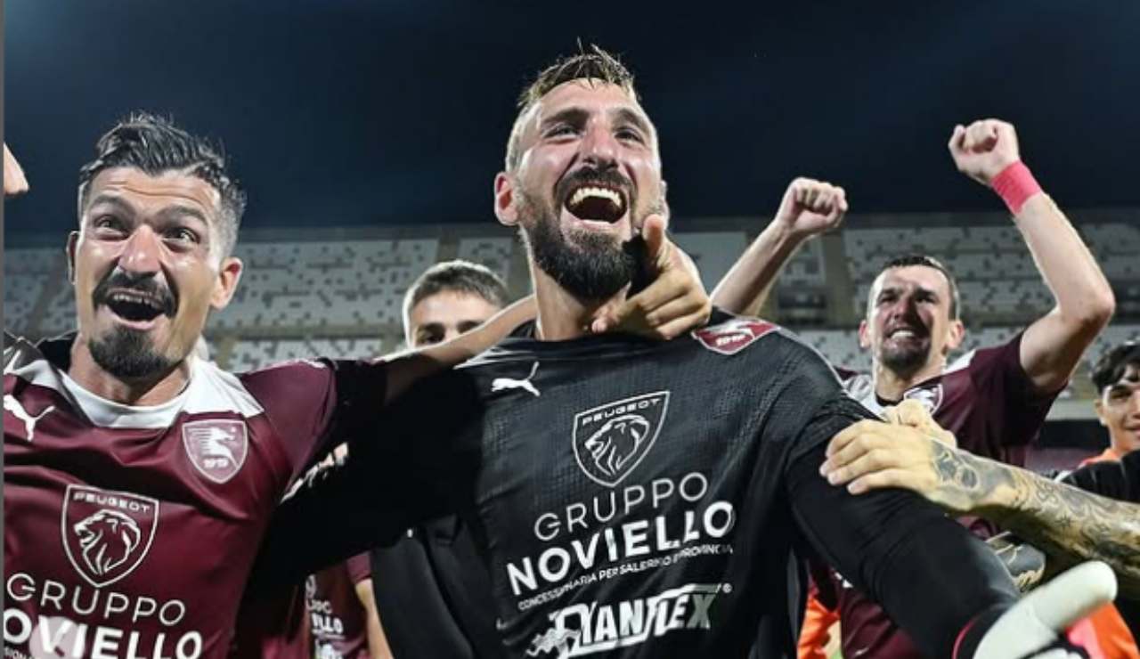 Antonio Donnarumma esulta con i compagni (Ussalernitana1919official Instagram) - salernosera.it