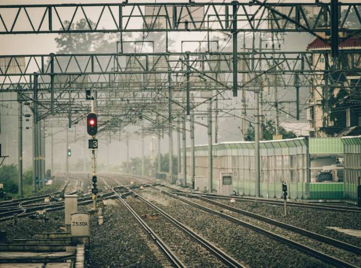 Binari treni (Pixabay) - salernosera.it