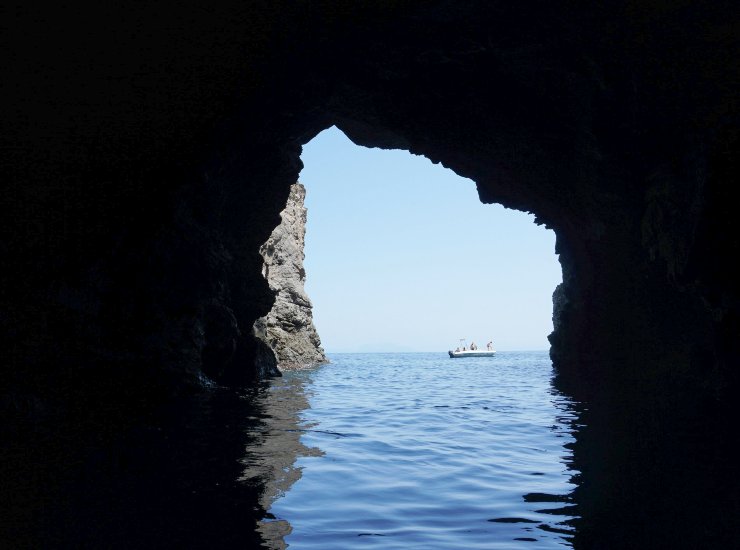 Grotta in mare (Pixabay) - salernosera.it