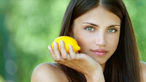 Donna con limone