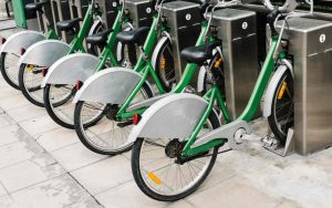 Biciclette da affittare parcheggiate in linea