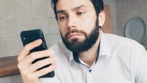 Guardare smartphone