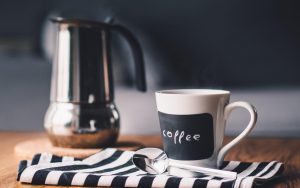 Una moka e una tazzina di caffè su un tavolo