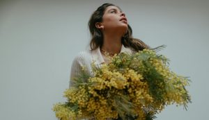 Donna con le mimose (Pexels) - salernosera.it