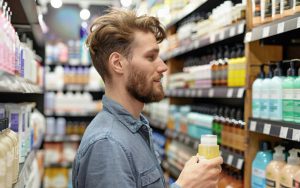 Una persona acquista dei cosmetici al supermercato
