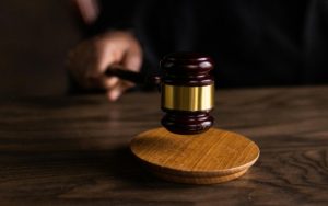 Chi paga in caso di incidenti per buche stradali?