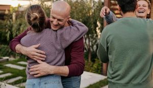 Persone felici - foto pexels - salernosera.it