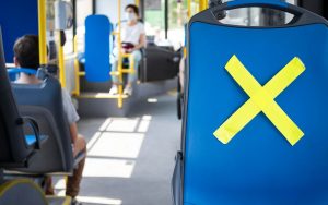 Un sedile di un bus sbarrato con un nastro a forma di x gialla