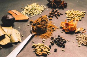 Masticare semi di cardamomo fa bene