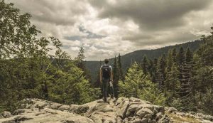 Turista davanti a paesaggio montano